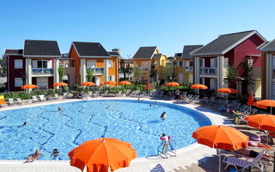 Lido di Jesolo 649: Edificio, Cielo, Propiedad, Ventana, Azur, Casa, Piscina, Silla, Arquitectura, Sombra