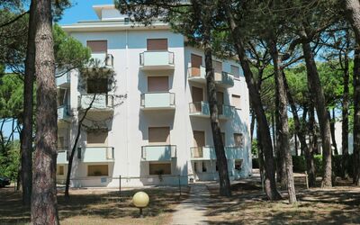Lido Di Jesolo 653: Edificio, Cielo, Propiedad, Ventana, Árbol, Planta, Arquitectura, Condominio, Biome, Casa