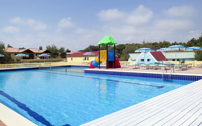 Rosolina Mare 627: Agua, Cielo, Piscina, Nube, Edificio, Mueble Para Exteriores, Sombra, Árbol, Ocio, Casa