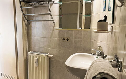 Bergstraße: Arreglo De Tubería, Piso, Lavabo, Diseño De Interiores, Lavabo Del Baño, Grifo, Suelo, Plomería, Baño, Habitación