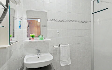 Bergstraße: Arreglo De Tubería, Baño, Lavabo Del Baño, Diseño De Interiores, Lavabo, Piso, Grifo, Suelo, Plomería, Habitación