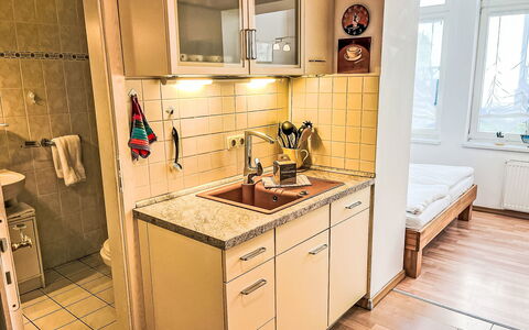 Bergstraße: Aparato De Cocina, Electrodoméstico, Mostrador, Cocina, Gabinetes, Diseño De Interiores, Arreglo De Tubería, Piso, Lavabo, Suelo