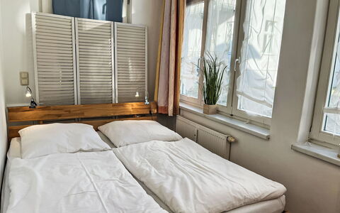 Bergstraße: Habitación, Madera, Cama, Lecho, Sábana, Marco De La Cama, Colchón, Cubiertas De Ventanas, Manchas De Madera, Tratamiento De La Ventana