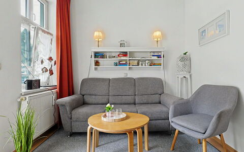 Bergstraße: Mueble, Diseño De Interiores, Piso, Sofá, Suelo, Sala, Madera, Mesa, Habitación, Silla