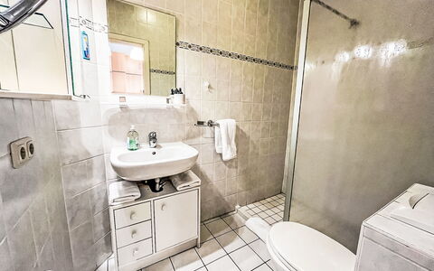 Bergstraße: Piso, Suelo, Diseño De Interiores, Habitación, Arreglo De Tubería, Plomería, Techo, Grifo, Lavabo, Loseta