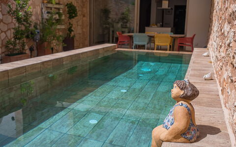 Cordella: Agua, Piscina, Azur, Madera, Edificio, Piso, Suelo, Ocio, Pared, Planta