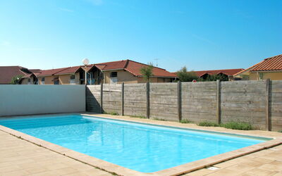 Biscarrosse 679: Agua, Cielo, Piscina, Edificio, Azur, Rectángulo, Sombra, Madera, Hierba, Ocio