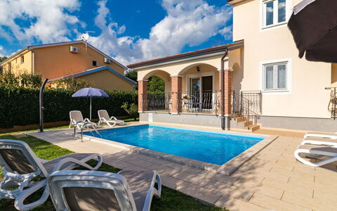 Lara: Propiedad, Casa, Piscina, Edificio, Bienes Raíces, Casa, Barrio Residencial, Villa, Inmuebles, Patio Interior