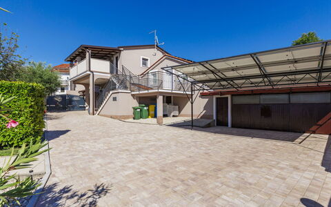 Sandra: Barrio Residencial, Casa, Sombra, Hormigón, Entrada De Coches, Losa, Balcón, Pasarela, Patio, Estructura Al Aire Libre