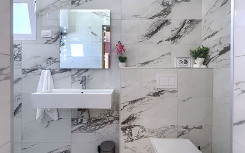 Sandra: Diseño De Interiores, Arreglo De Tubería, Piso, Suelo, Baño, Grifo, Plomería, Loseta, Lavabo, Material Compuesto
