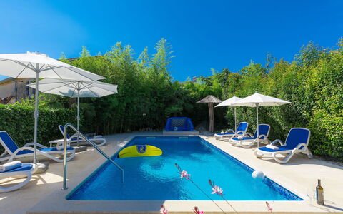 Hrelja: Agua, Cielo, Propiedad, Piscina, Edificio, Azul, Paraguas, Sombra, Planta, Silla