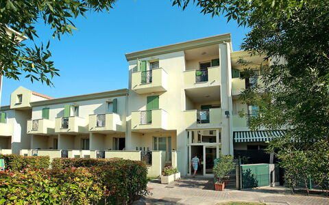 Caorle 646: Cielo, Planta, Edificio, Propiedad, Ventana, Arquitectura, Vegetación, Árbol, Diseño Urbano