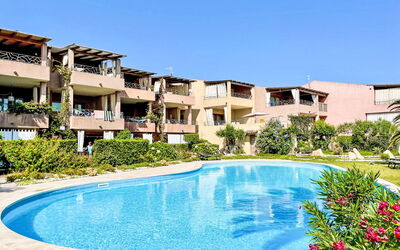 Porto Pozzo 618: Piscina, Mueble Para Exteriores, Recurso, Sunlounger, Sombra, Hotel, Ciudad De Vacaciones, Thermae, Eco Hotel, Paraguas