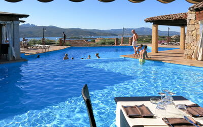 Porto Rotondo 644: Agua, Piscina, Azur, Cielo, Silla, Ocio, Mueble Para Exteriores, Divertido, Recreación