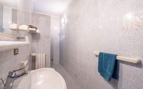 Capoliveri 671: Propiedad, Bañera, Arreglo De Tubería, Baño, Grifo, Diseño De Interiores, Espejo, Lavabo Del Baño, Piso, Edificio