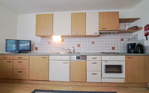 Zell am Ziller 685: Cocina, Madera, Piso, Mostrador, Aparato De Cocina, Diseño De Interiores, Electrodoméstico, Mueble, Gabinetes, Suelo