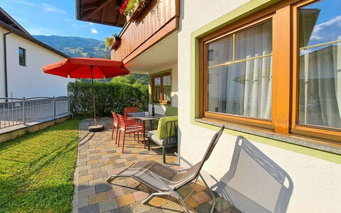 Zell am Ziller 685: Planta De Casa, Manchas De Madera, Maceta, Eco Hotel, Silla, Balcón, Sombra, Yarda, Paisajismo, Villa