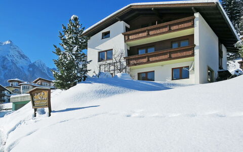 Finkenberg 608: Cielo, Edificio, Nieve, Ventana, Montaña, Árbol, Casa, Pendiente, Terreno, Alerce