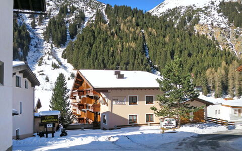 Sankt Leonhard im Pitztal 607: Nieve, Montaña, Cielo, Edificio, Propiedad, Ventana, Ligero, Naturaleza, Azul, Árbol