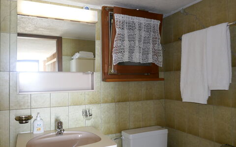 Rustico Girasole: Espejo, Grifo, Lavabo Del Baño, Lavabo, Propiedad, Arreglo De Tubería, Mueble De Baño, Baño, Diseño De Interiores, Madera