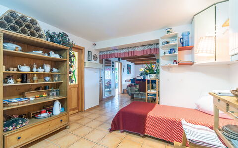 Karasova Ii: Mueble, Madera, Diseño De Interiores, Habitación, Departamento, Estantería, Estante, Suelo, Piso, Casa