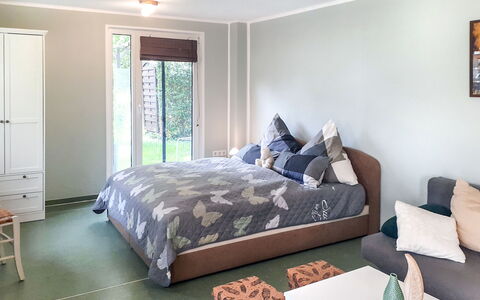 Heike: Habitación, Mueble, Cama, Habitación, Propiedad, Sábana, Marco De La Cama, Diseño De Interiores, Lecho, Colchón