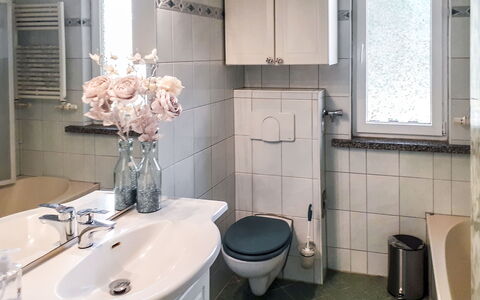 Heike: Baño, Propiedad, Habitación, Diseño De Interiores, Loseta, Grifo, Mueble De Baño, Pared, Casa, Suelo