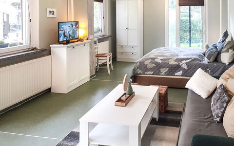 Heike: Habitación, Sala, Mueble, Propiedad, Diseño De Interiores, Suelo, Mesa De Café, Edificio, Mesa, Casa
