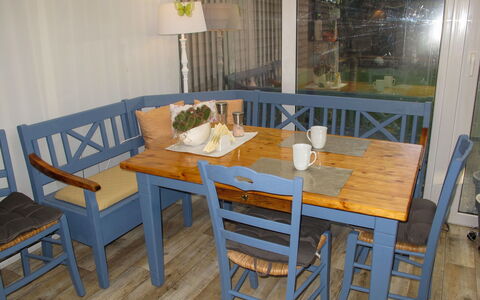 Heike: Mesa, Mueble, Propiedad, Silla, Vajilla, Azur, Madera, Diseño De Interiores, Suelo, Piso