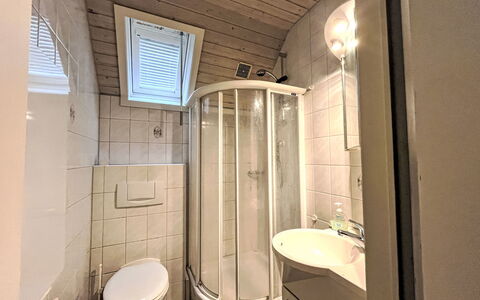 Seesicht-Dorf 1 Haus 11: Arreglo De Tubería, Propiedad, Lavabo, Grifo, Baño, Edificio, Púrpura, Diseño De Interiores, Lavabo Del Baño