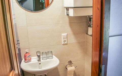 Backhäusle: Marrón, Espejo, Grifo, Arreglo De Tubería, Lavabo, Lavabo Del Baño, Propiedad, Edificio, Baño, Púrpura