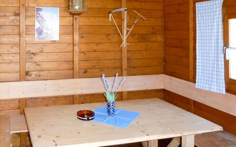 Bischofsmais 635: Habitación, Mesa, Mueble, Madera, Suelo, Manchas De Madera, Casa, Cuarto De Troncos, Edificio, Diseño De Interiores