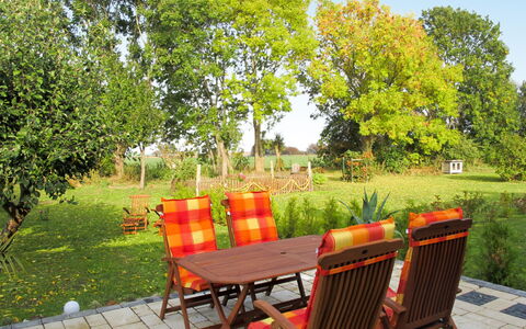 Tribbevitz: Mueble, Mueble Para Exteriores, Mesa Al Aire Libre, Jardín, Patio Interior, Yarda, Arbusto, Patio, Césped, Paisajismo