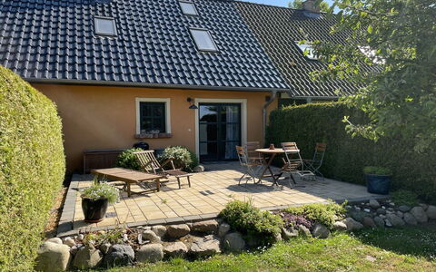 Tribbevitz: Planta, Edificio, Ventana, Casa, El Terreno Del Lote, Cielo, Árbol, Cabaña, Hierba, Barrio Residencial