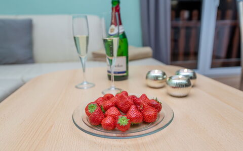 Stangerode 638: Comida, Mesa, Vajilla, Botella, Vajilla, Fruta, Drinkware, Ingrediente, Plato
