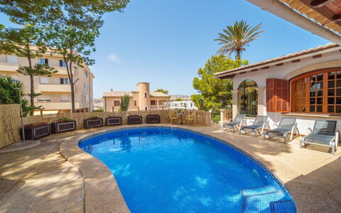 Villa Munar i: Agua, Planta, Propiedad, Cielo, Mueble, Edificio, Ventana, Piscina, Azur, Árbol