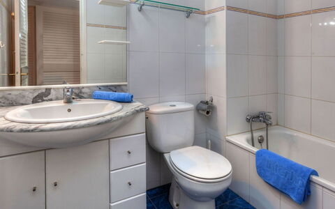 L'Escala 731: Baño, Propiedad, Habitación, Azul, Grifo, Accesorio De Baño, Arreglo De Tubería, Baño, Pared, Diseño De Interiores