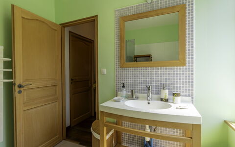 La Rose des Vents: Espejo, Grifo, Lavabo, Lavabo Del Baño, Propiedad, Arreglo De Tubería, Edificio, Baño, Puerta