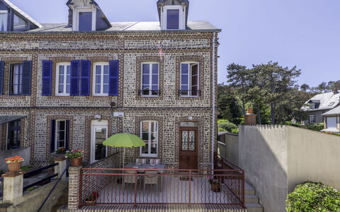 La Rose des Vents: Cielo, Ventana, Planta, Árbol, Edificio, Bienes Raíces, Fachada, Puerta, Diseño Urbano, Ciudad