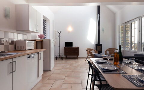 De Malau: Mesa, Mueble, Edificio, Gabinetes, Cocina, Silla, Madera, Mostrador, Ventana, Casa