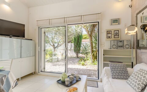 Les Oliviers: Planta, Diseño De Interiores, Suelo, Piso, Sala, Planta De Casa, Bienes Raíces, Sombra, Madera, Comodidad