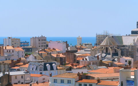 L'Escale Vendée Globe: Cielo, Tiempo De Día, Edificio, Propiedad, Ventana, Azur, Cuerpo De Agua, Casa, Urbano, Diseño Urbano