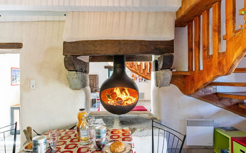Les Trois Baudets: Propiedad, Vajilla, Mostrador, Madera, Naranja, Diseño De Interiores, Mesa, Edificio, Encendiendo, Piso
