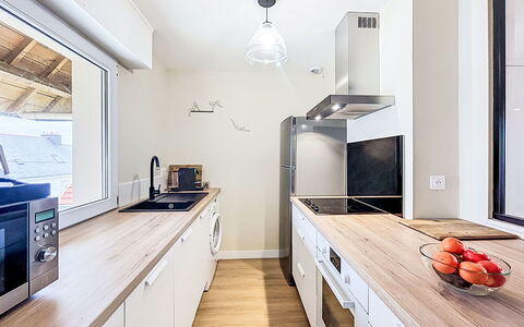 Belle Vue Mer et Groix: Mostrador, Cocina, Diseño De Interiores, Aparato De Cocina, Mueble, Piso, Electrodoméstico, Gabinetes, Madera, Techo