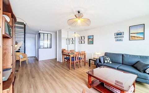 Belle Vue Mer et Groix: Mueble, Departamento, Piso, Diseño De Interiores, Suelo, Habitación, Techo, Suelos De Madera, Sala, Sofá