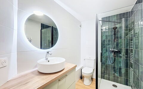 Belle Vue Mer et Groix: Baño, Piso, Diseño De Interiores, Arreglo De Tubería, Suelo, Lavabo Del Baño, Techo, Baño, Plomería, Grifo