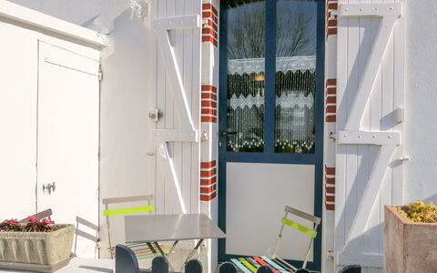 Ty Tan-Nie: Propiedad, Planta, Puerta, Bandera, Diseño De Interiores, Silla, Planta De Casa, Piso, Madera, Edificio