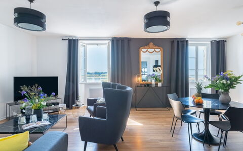Raffinement, Confort et Vue Mer: Planta, Agua, Propiedad, Mueble, Edificio, Mesa, Ventana, Azur, Silla, Diseño De Interiores