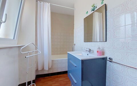 Ty Maï Pi: Piso, Suelo, Diseño De Interiores, Arreglo De Tubería, Loseta, Baño, Plomería, Habitación, Techo, Grifo