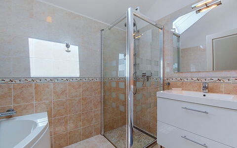 Le Sémaphore: Arreglo De Tubería, Baño, Piso, Diseño De Interiores, Lavabo, Suelo, Grifo, Lavabo Del Baño, Plomería, Espejo